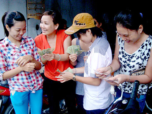 Trả lương chậm quá 15 ngày phải trả thêm tiền. Hình minh họa