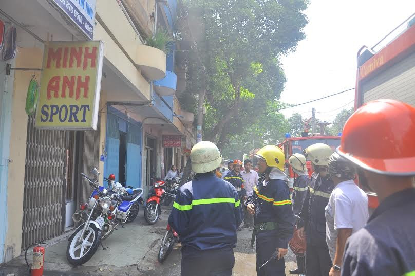 Lực lượng chữa cháy có mặt dập lửa