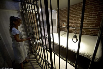  Cô Ximena Parra giới thiệu phòng theo phong cách nhà tù trong khách sạn tình yêu ở Santigao, Chile.