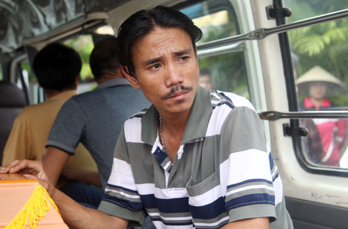 Nỗi đau của anh Hạnh bên quan tài đứa con gái 8 tuổi.