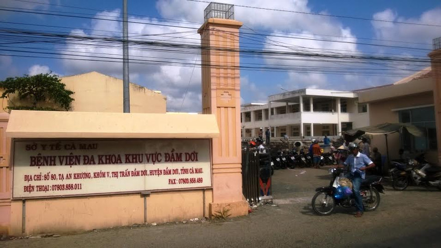 Người thân trẻ sơ sinh vây Bệnh viện đa khoa khu vực Đầm Dơi