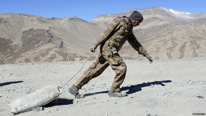 Thách thức tử thần để làm đường trên nóc nhà thế giới