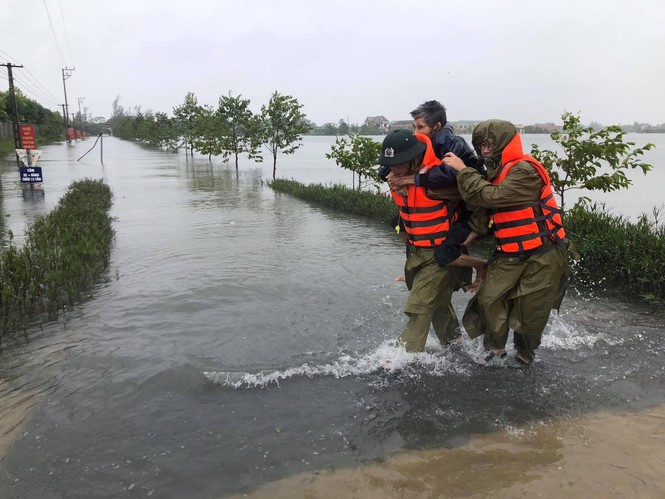 Lực lượng công an huyện Thạch Hà, tỉnh Hà Tĩnh sơ tán người già đến nơi an toàn. Ảnh: TP