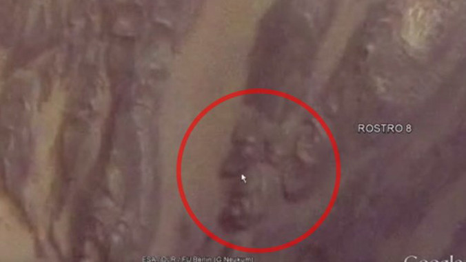 Hình ảnh giống khuôn mặt người đàn ông da đỏ đội mũ chiếc mũ kỳ lạ. Nguồn: YouTube.