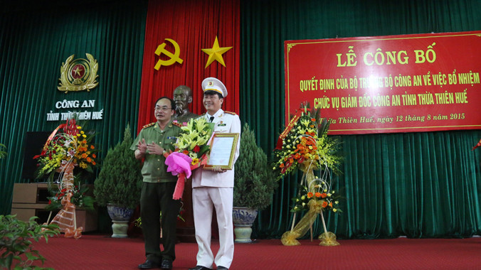 Thượng tướng Bùi Quang Bền trao quyết định bổ nhiệm chức giám đốc công an tỉnh TT. Huế cho đại tá Lê Quốc Hùng.