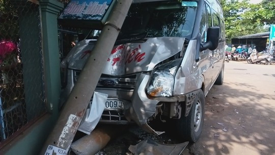 Chiếc xe khách tông trụ đèn đường.