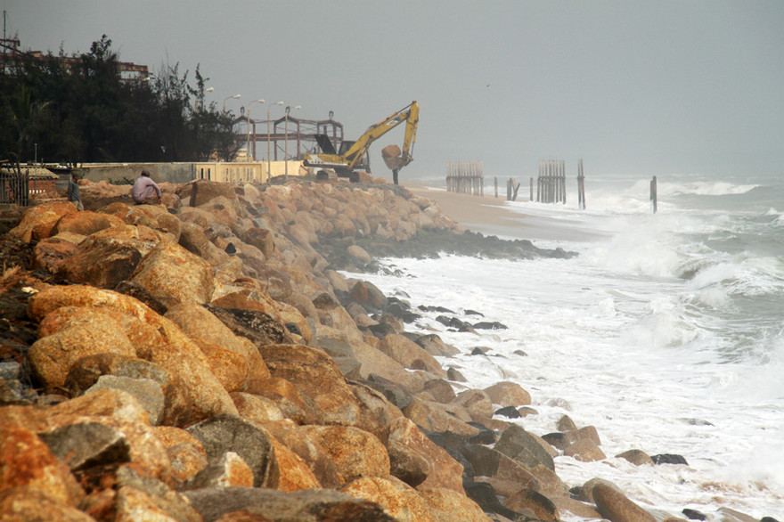 Ban bố tình trạng khẩn cấp sạt lở bờ biển xóm Rớ 