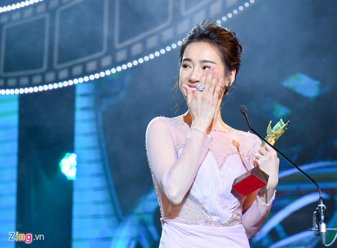 Nhã Phương bật khóc khi lên sân khấu nhận giải Cánh diều vàng. Ảnh: Zing