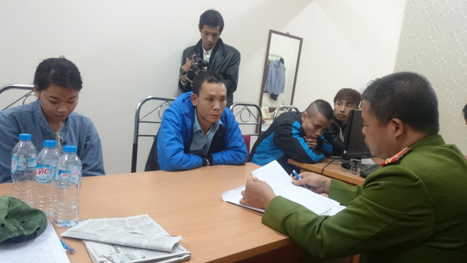 Phạm Kim Thành (áo xanh, thứ 2 từ trái qua) cùng các đối tượng liên quan tại cơ quan điều tra