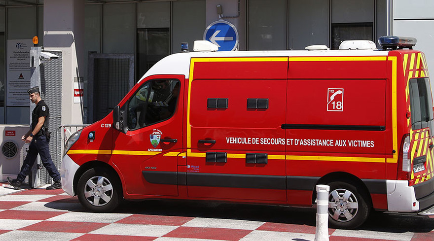 Xe cứu hộ tại hiện trường vụ ngộ sát. Ảnh: Reuters