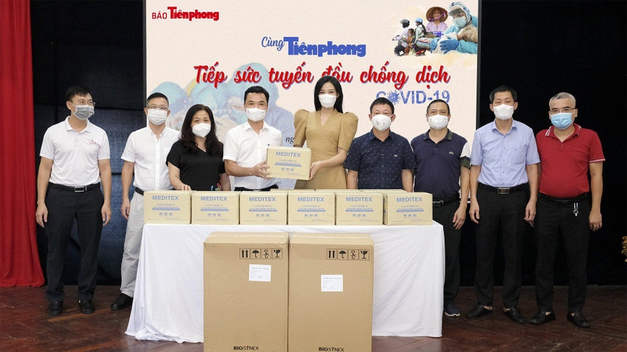 Đại diện UBND huyện Gia Lâm ủng hộ vật dụng Y tế cho Chương trình "Cùng Tiền Phong tiếp sức tuyến đầu chống dịch".