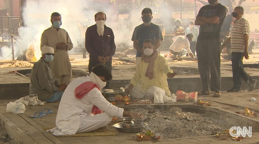 Trong một lò hoả táng ở Ấn Độ. (Ảnh: CNN)