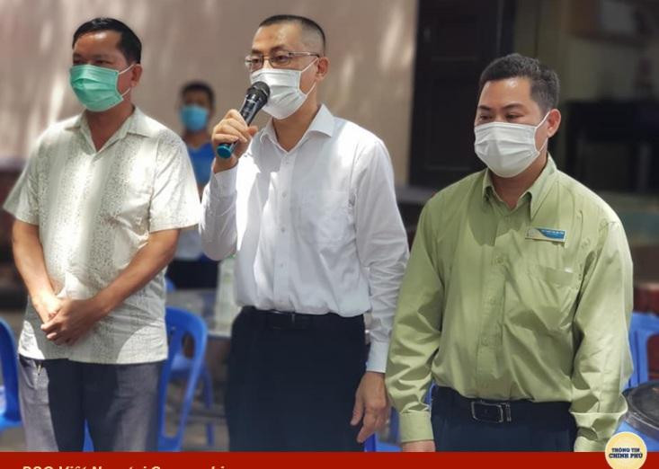 Đại sứ Việt Nam Vũ Quang Minh (giữa) khuyến cáo bà con gốc Việt và công dân Việt Nam tại Campuchia bình tĩnh, thực hiện nghiêm các quy định. (Ảnh: Fb)