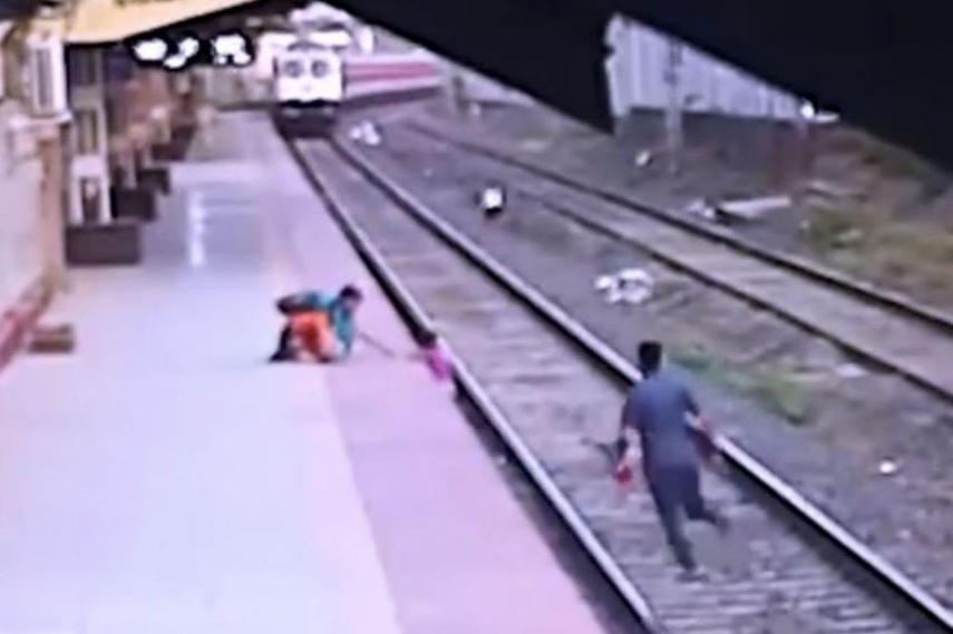 Hình ảnh người đàn ông lao đến cứu cậu bé. (Ảnh cắt từ video)