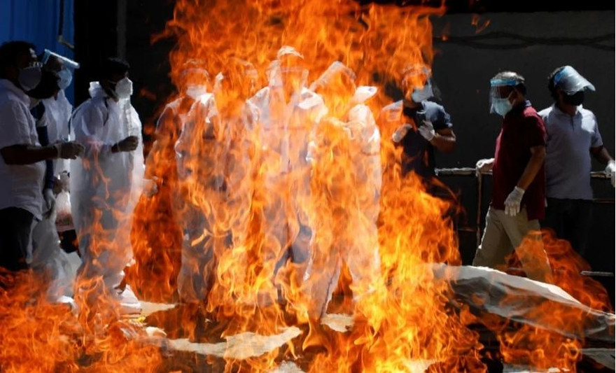 Các lò hỏa táng ở Ấn Độ đang quá tải vì nhiều người chết do COVID-19. (Ảnh: Reuters)