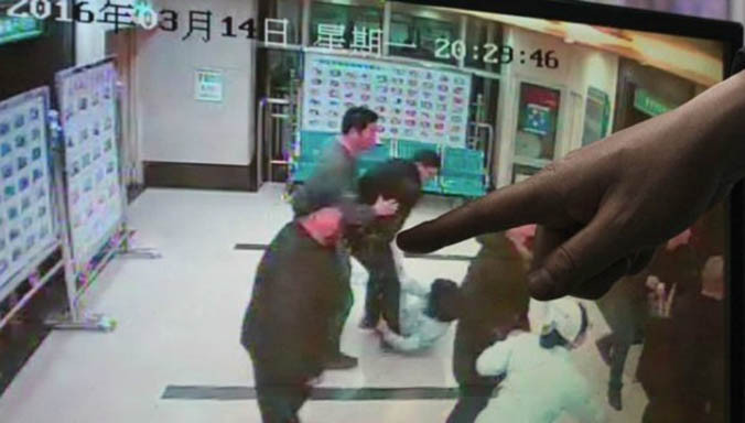 Người đàn ông tên Đạt bị giữ lại kịp thời trước khi có hành động dại dột.