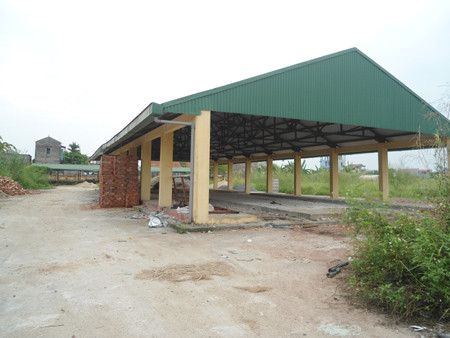 Chợ Nghĩa Hiệp, xã Nghĩa Hiệp (Yên Mỹ) được đầu tư xây dựng hàng tỷ đồng nhưng vẫn bị bỏ hoang. Ảnh: Báo Hưng Yên