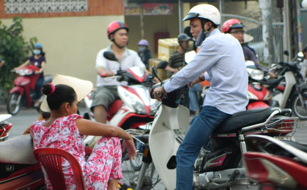  Cò vé chặn người đi đường chào mời mua vé trước cổng Ga Sài Gòn. Ảnh: HT