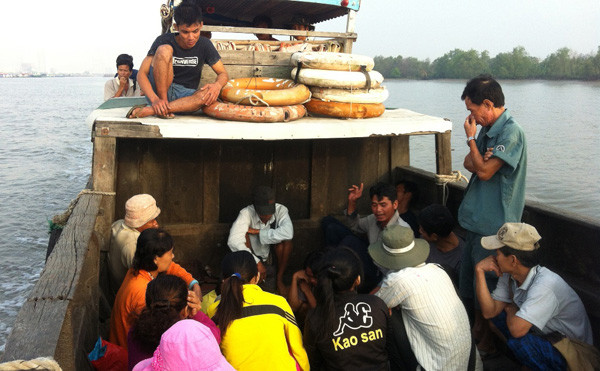 Công nhân đang trên tàu ra biển bốc vác gạo tại quận 7 sáng ngày 11/1