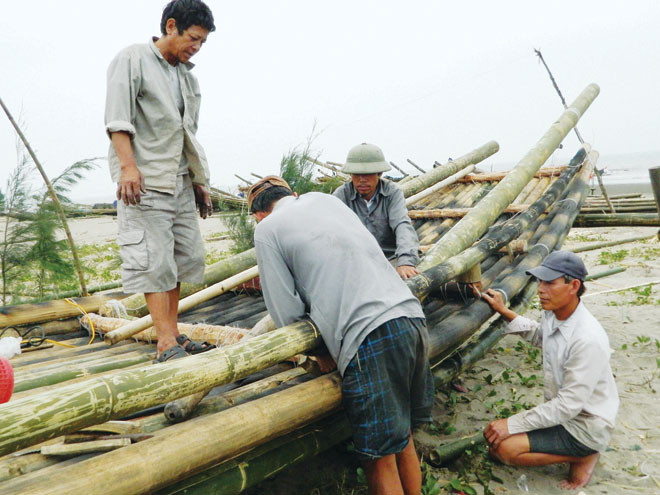 Ngư dân Hải Triều (Hải Hậu, Nam Định) đóng bè vươn khơi. Ảnh: LT