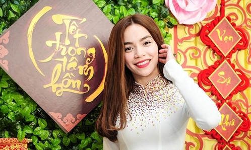 Ngày 25/1, Hồ Ngọc Hà dự buổi họp báo giới thiệu DVD Gala Nhạc Việt - Tết trong tâm hồn tại TP HCM. Nhiều nghệ sĩ cùng diện áo dài trong bối cảnh trang trí đón xuân.