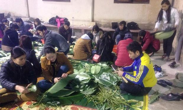 Đoàn viên, thanh niên gói 1.000 bánh chưng tặng người nghèo