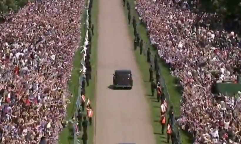 Clip: Biển người hò reo khi cô dâu của Hoàng tử Anh lướt qua