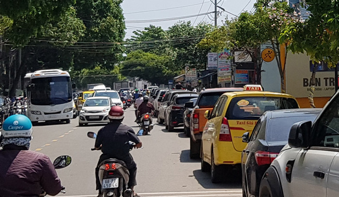 Trình trạng kẹt xe kéo dài ở đảo Phú Quốc vào giờ cao điểm.