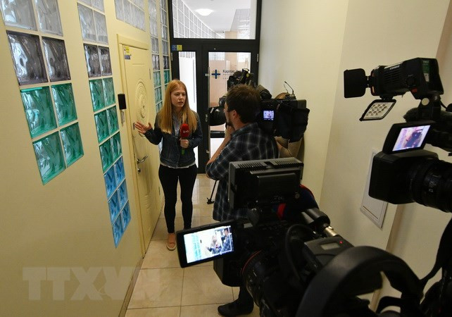 Các phóng viên Ukraine tác nghiệp bên ngoài văn phòng của hãng thông tấn Nga RIA Novosti ở Kiev ngày 15/5. (Nguồn: AFP/TTXVN)