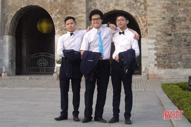 Phạm Đức Thắng (bên trái) tự tin trước kỳ thi Tin học châu Á năm 2018