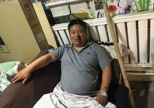 Ông chủ cửa hàng nhỏ trở thành người hùng sau hành động cứu người. Ảnh: Sina.