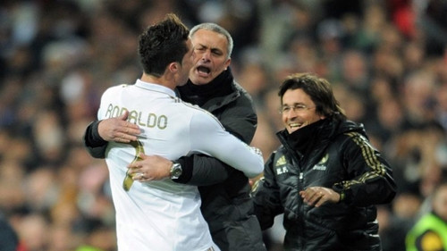 Mourinho và Ronaldo rất thân thiết trong ba năm ở Real. Ảnh: Reuters.