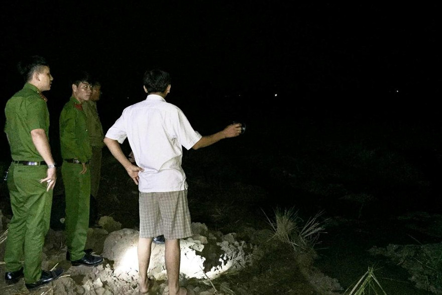 Công an huyện Gio Linh tiếp cận khu vực Hoàng bị đuối nước. Ảnh: CA