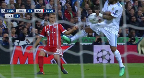 Pha bóng Marcelo để bóng chạm tay trong vòng 16m50