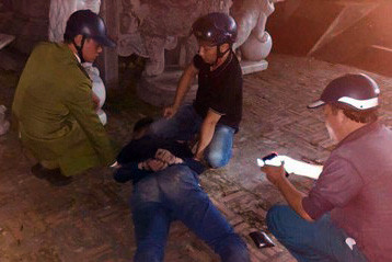 Cơ quan chức năng khống chế đối tượng.