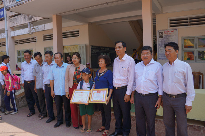 Lãnh đạo tỉnh Cà Mau, huyện U Minh và gia đình chụp hình kỷ niệm với em Nguyễn Nhật Nam.