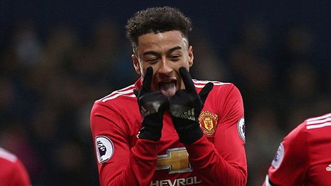 Sao trẻ M.U khoe dây chuyền vàng mô phỏng động tác ăn mừng