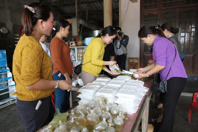 Quảng Trị: Những suất cơm tình nghĩa đến đồng bào vùng lũ