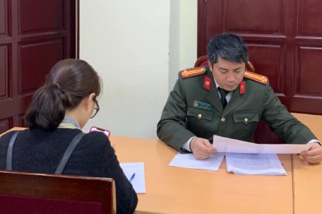 Chị H. bị xử phạt hành chính về việc đăng tải thông tin sai sự thật. Ảnh: Công an TP Hà Nội.