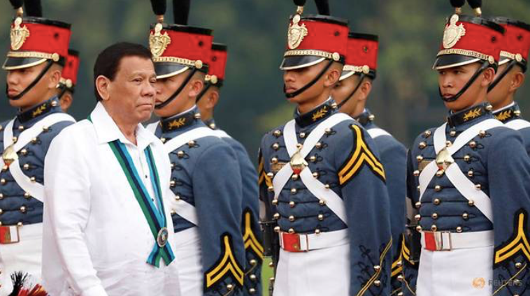 Tổng thống Philippines Rodrigo Duterte đi qua đội cận vệ. (Ảnh: Reuters)