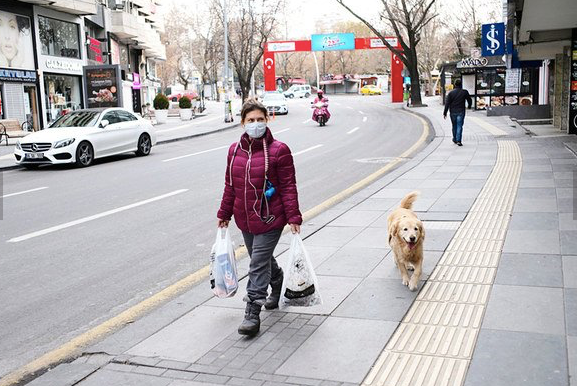 Đường phố thủ đô Ankara, Thổ Nhĩ Kỳ, vắng vẻ vì tình hình dịch COVID-19 vẫn phức tạp. (Ảnh: Arab News)