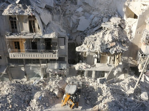 Cảnh đổ nát sau cuộc không kích tại khu vực Tariq a-Bab, Aleppo ngày 24/9. (Nguồn: AFP/TTXVN)