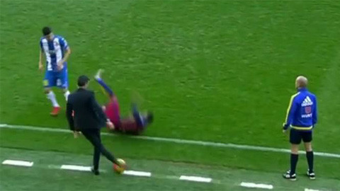 Tròn mắt xem HLV làm ảo thuật với trái bóng