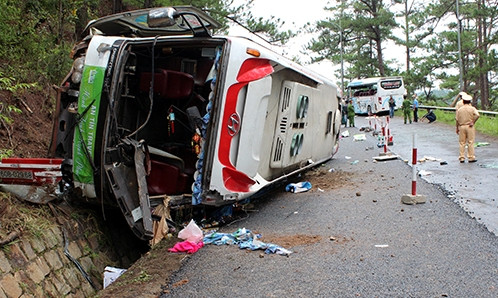Vụ tai nạn xảy ra vào khoảng 10h sáng ngày 19/6. Thời điểm đó, xe du lịch BKS 60B – 029.68 thuộc công ty Lê Mỹ đang đổ dốc đèo Prenn, hướng Đà Lạt về TP.HCM, thì mất kiểm soát. Ảnh: VnExpress