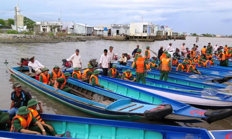 Các phương tiện chuẩn bị ra khơi làm sạch cửa biển Sông Đốc