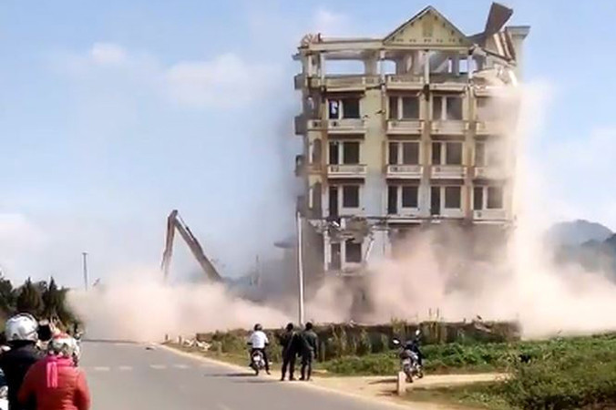 Tòa nhà 7 tầng của Tàng KeangNam trước khi bị phá sập hoàn toàn.