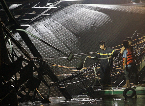 Cảnh sát tìm kiếm quanh hiện trường cầu sập. Ảnh: Duy Trần