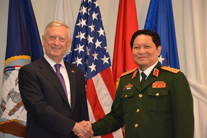 Bộ trưởng Ngô Xuân Lịch và Bộ trưởng Quốc phòng Mỹ James Mattis trong chuyến thăm Mỹ năm 2017. Ảnh: BQP