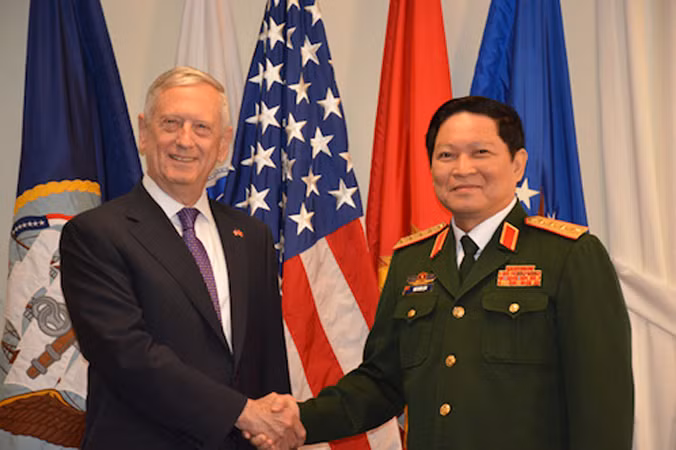 Bộ trưởng Ngô Xuân Lịch và Bộ trưởng Quốc phòng Mỹ James Mattis trong chuyến thăm Mỹ năm 2017. Ảnh: BQP