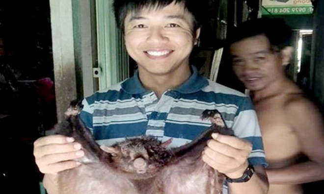 Hình ảnh ông Kỳ và con chồn bay được đưa lên Facebook. 